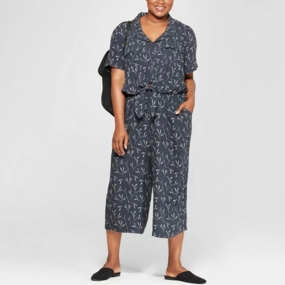 Universal Thread Womens Jumpsuit Blue Floral Pockets Wide Capri Size XS